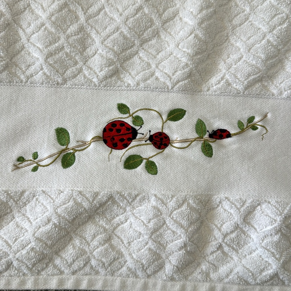 Bianca Jacquard by Mundotexil Embroidered Bath Towel - Picture 2 of 4